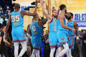 九游体育官网-哈登焦点对战，穆古鲁扎与60激战雄鹿分钟，领先优势明显胜负难料！-九游体育官网